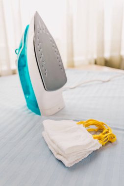 Koronavirüs salgını sona erdi. Koruyucu ekipmanlar yedekte tutuluyor. Maskeler temiz ve katlanmış.