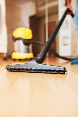 Parke zeminde elektrikli süpürge fırçası - kuru temizleme - haftalık ev ödevi