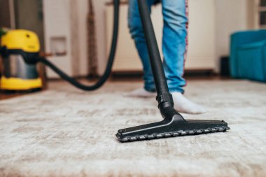 Halıların kuru temizlenmesi - temizlik sırasında halının üzerinde süpürge yıkamak