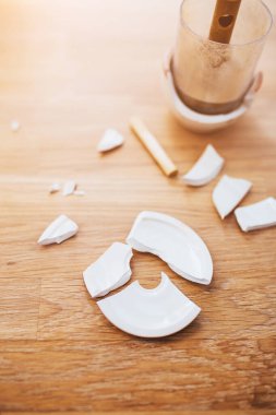 Masadaki kırık seramik tabakların parçaları birleştirilmeli ve yapıştırılmalı.