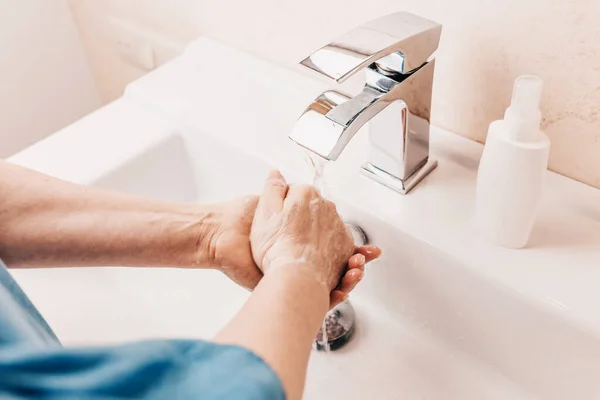 Mulher Lava Mãos Sob Uma Corrente Água Morna Banheiro Higiene — Fotografia de Stock