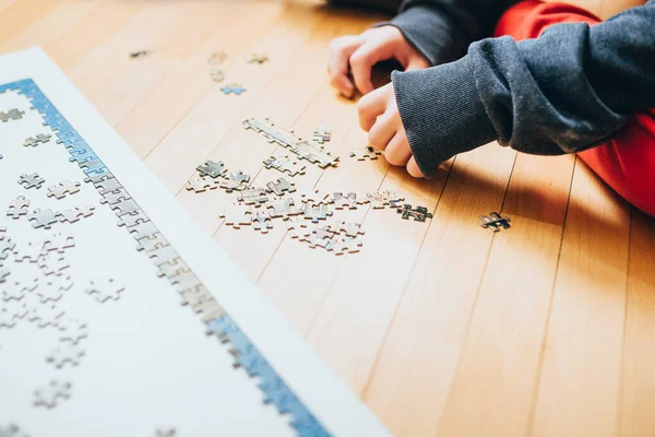 Ein Kind Sammelt Ein Puzzle Aus Gemischten Teilen Ein Großes — Stockfoto