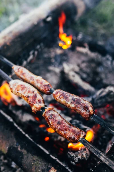 Salsicha Rústica Espeto Fogueira Salsichas São Fritas Sobre Uma Fogueira — Fotografia de Stock