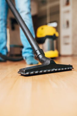 Bir adam evde temizlik yapar - yerleri süpürür - karısına yardım eder - erkekler ev işleri yapar