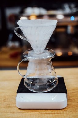 Terazide bir kağıt filtresi ile Purover - profesyonel bir barista - bira yapmak için damlalı bir yol