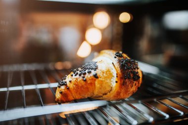 Sabahın erken saatlerinde pastanenin tezgahındaki son taze kruvasan -hamur işleri için büyük bir talep- yeterli değildi.