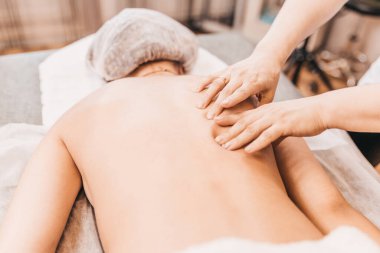 Omzundaki ağrı ve kas spazmının tedavisi - spor travmatolojisi - tıbbi masaj