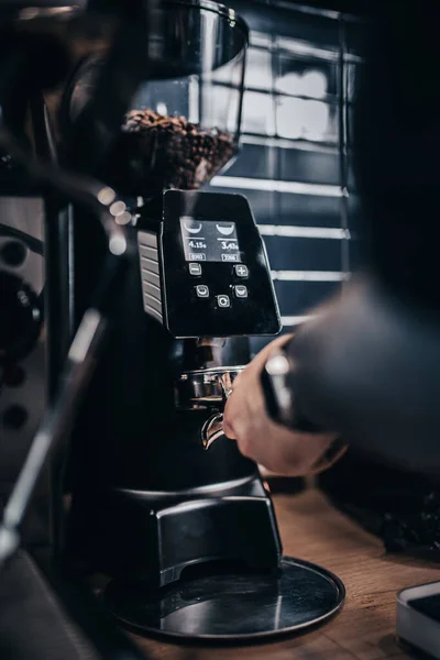 Barista Holt Gemahlenen Kaffee Von Der Kaffeemühle Auf Den Halter — Stockfoto