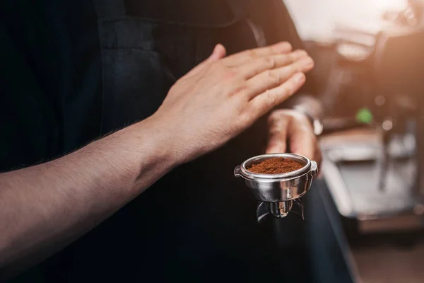 Barista Professional Schüttelt Und Kondensiert Gemahlenen Kaffee Der Halterung Mit — Stockfoto