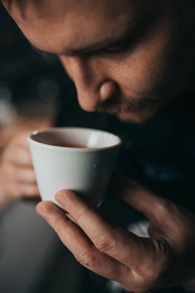 巴里斯塔从白葡萄酒杯中吸入新鲜浓缩咖啡的香味 对咖啡质量的专业评价 — 图库照片