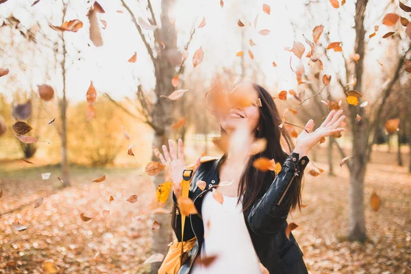 Fröhlich Fröhliches Mädchen Wedelt Mit Den Händen Von Fallenden Herbstblättern — Stockfoto