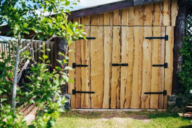 Kırsal tarzda kenarları olmayan ahır kapısı - kaba kereste işleme - sahte menteşeler ve sürgüler