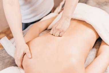 Profesyonel bir masörün elleri. Bir insanın kasları ve dokuları üzerinde derin bir etkisi vardır.