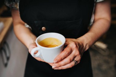 Kahveci bir kadının elinde bir fincan espresso. Günaydın.