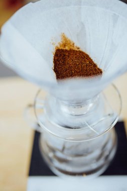 Üst görünüm kağıt filtresi - öğütülmüş kahve damlası