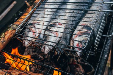 Izgarada sıkıca uzanan deniz kabuğu balığı - balık ziyafeti - vejetaryen diyeti