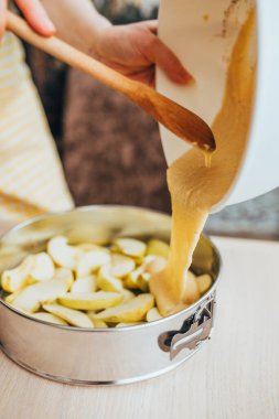 Kalın, sıvı, mayasız hamur - ev yemeği - tatlı meyveli pasta