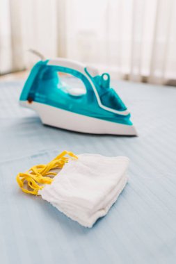 Yıkama ve ütülemeden sonra gazlı bez maskeleri - hava damlacıklarından bulaşan solunum enfeksiyonları mevsiminin sonu