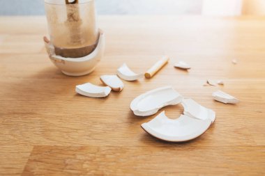 Masada kırık tabaklar - seramik parçaları - bulaşıkları onarmak için dayanıklı yapıştırıcı