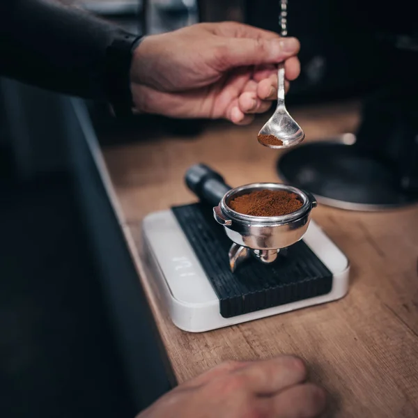 Ein Professioneller Barista Füllt Den Halter Für Eine Espressomaschine Schnelles — Stockfoto