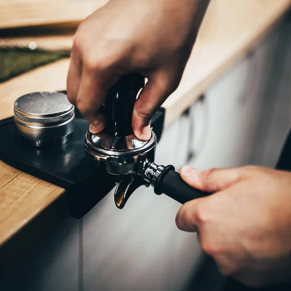 Profesyonel Barista Öfkesi Kahve Tutacağında Öğütülmüş Kahve Yapar — Stok fotoğraf