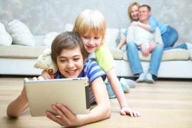 iyi vakit geçiren aile