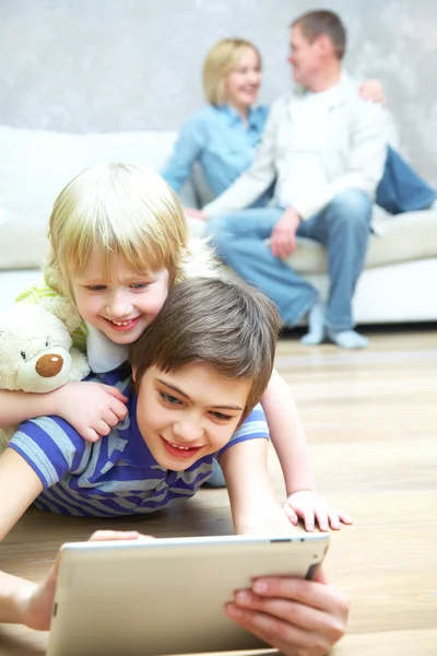 Familie hat eine gute Zeit — Stockfoto