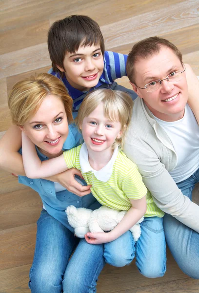 Familie zu Hause — Stockfoto