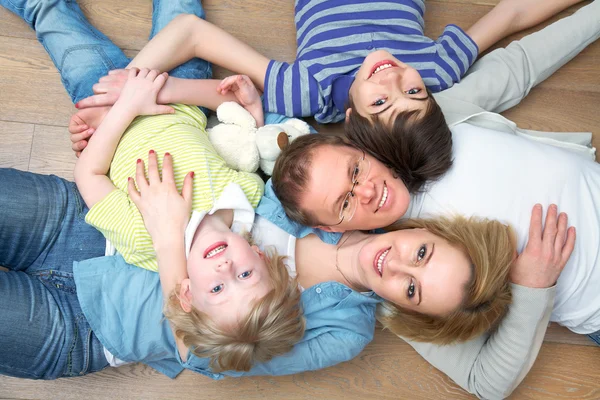 Famiglia a casa — Foto Stock