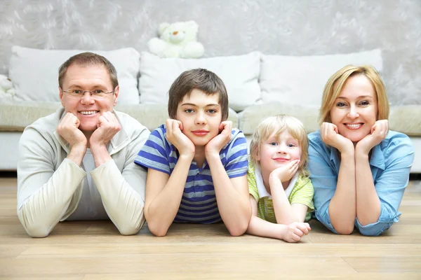 Familia en casa — Foto de Stock