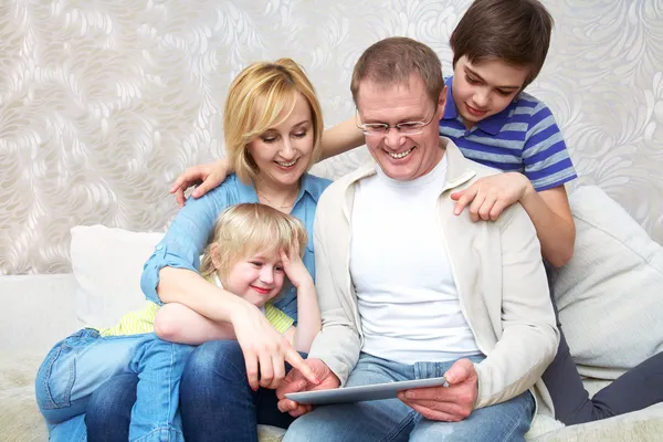 Familj med prylar — Stockfoto