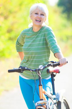 Bisiklet ile olgun kadın