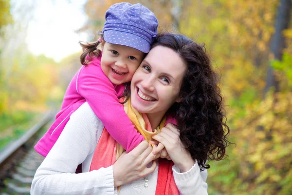 Mãe com filha no outono — Fotografia de Stock