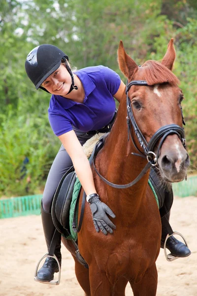 Mädchen mit Pferd — Stockfoto