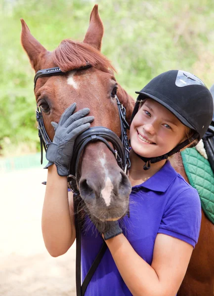 Flicka med häst — Stockfoto