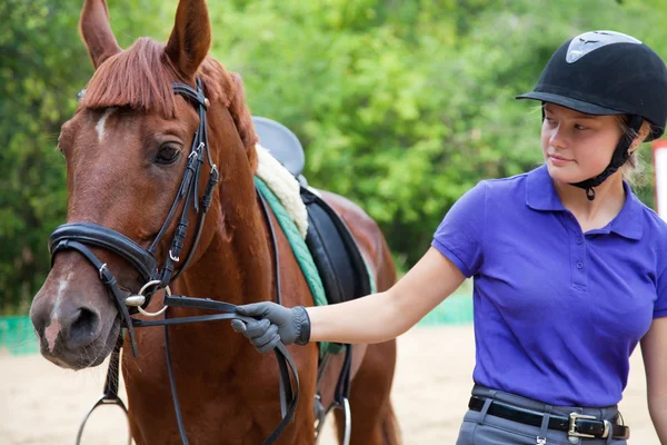 Fille avec cheval — Photo