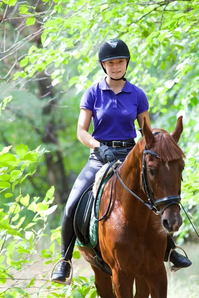 Flicka på häst — Stockfoto