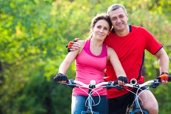 Äldre par på cykel — Stockfoto