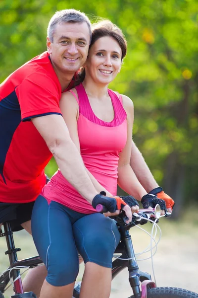 Ώριμη ζευγάρι σχετικά με ποδήλατο — Φωτογραφία Αρχείου