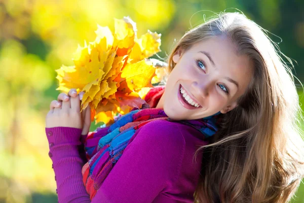 Girl in het najaar van — Stockfoto