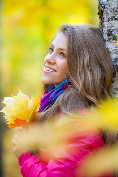 Girl in autumn — Stock Photo, Image