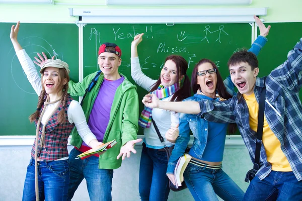 Grupo de jovens estudantes felizes — Fotografia de Stock