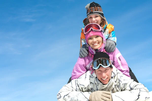 Vrienden op winter resort — Stockfoto