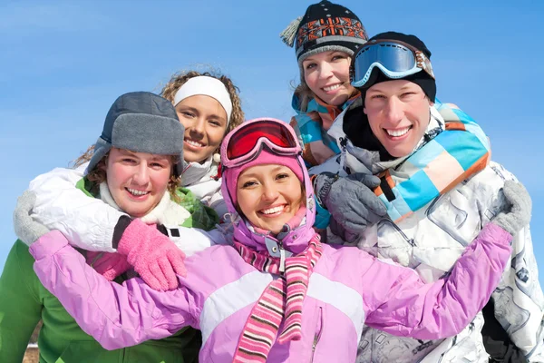 Amigos en el resort de invierno — Foto de Stock