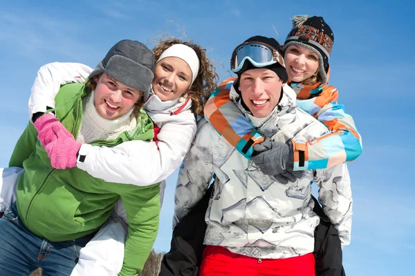 Vänner på vintersemester — Stockfoto