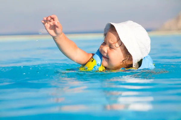 Çocuk Yüzme — Stok fotoğraf