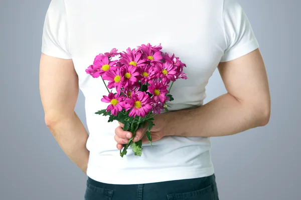 Man med blommor — Stockfoto