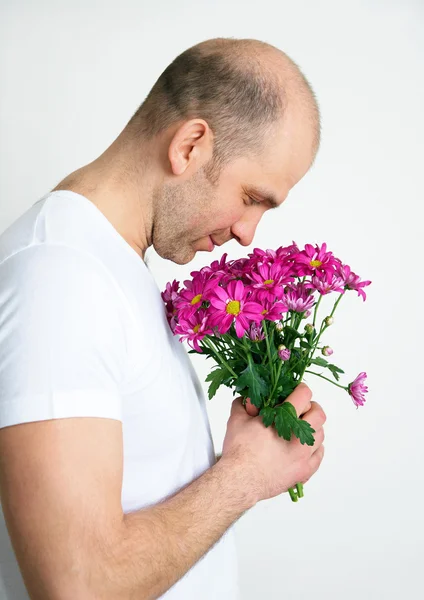 Man med blommor — Stockfoto