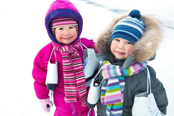 Petits patineurs en hiver — Photo