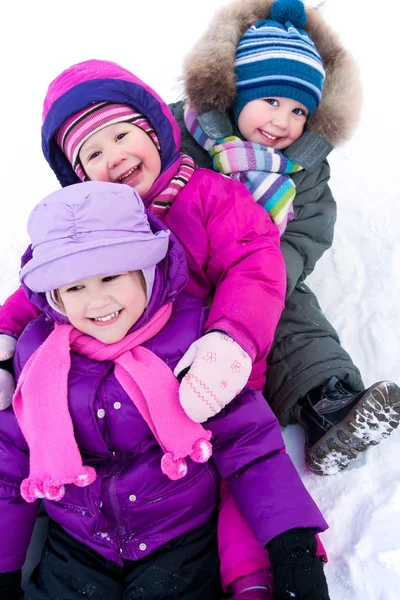 Kinder im Winter — Stockfoto